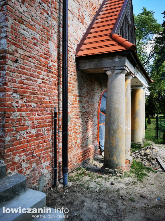 Remont zabytkowego spichlerza przy ZSP nr 2 na Blichu w Łowiczu