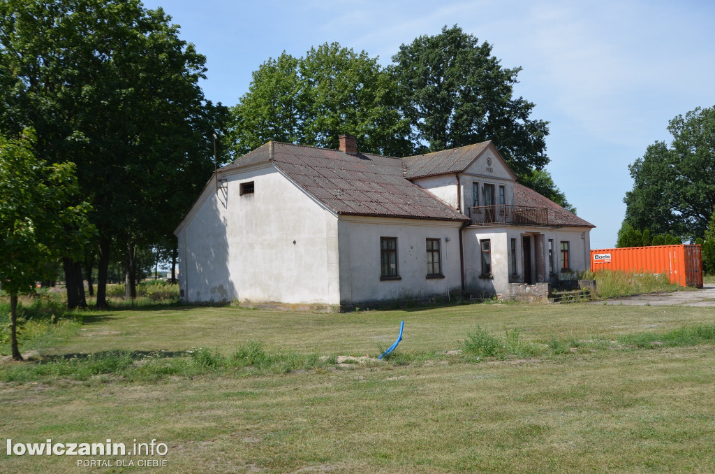 Remont zabytkowego dworu i budowa placu zabaw w Chąśnie