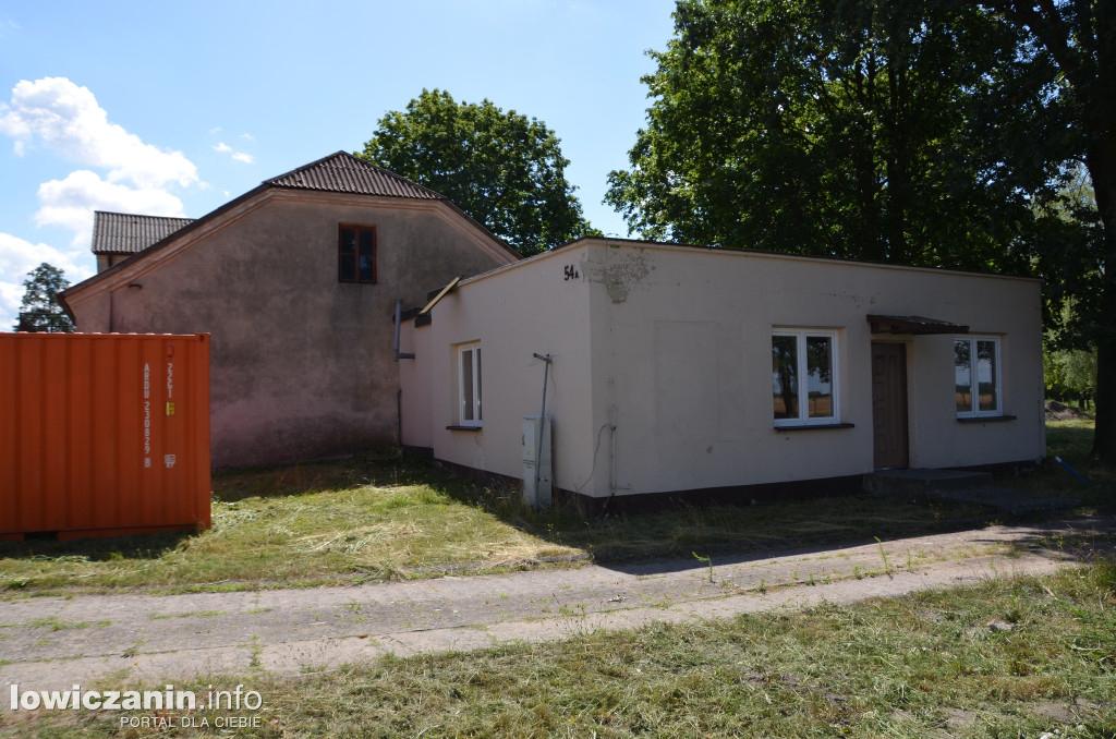Remont zabytkowego dworu i budowa placu zabaw w Chąśnie