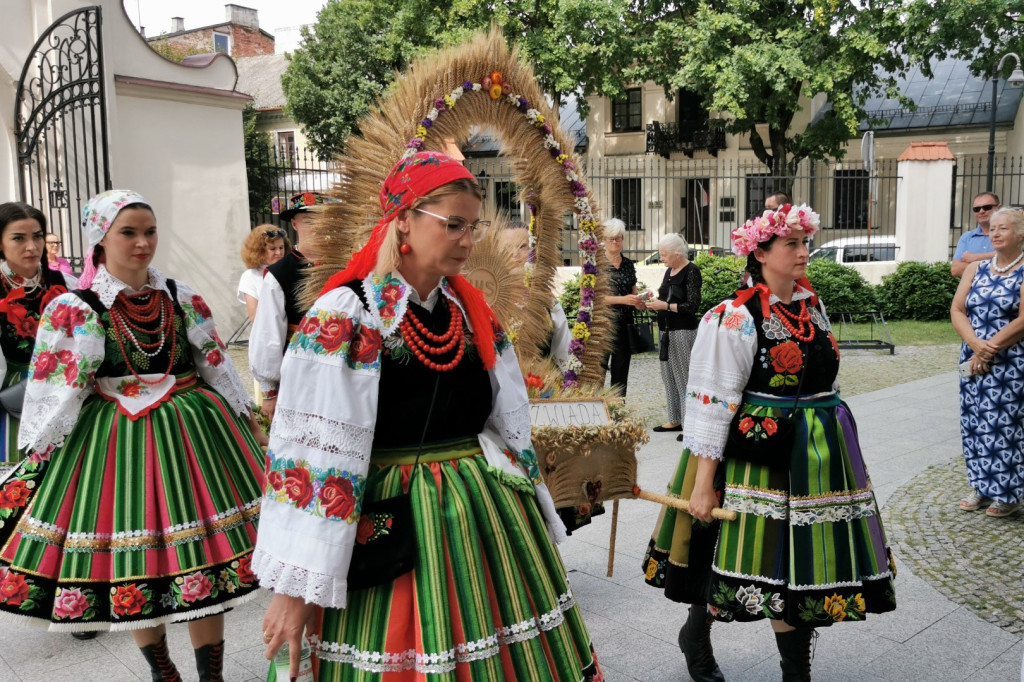 Procesja dożynkowa w łowickiej katedrze.