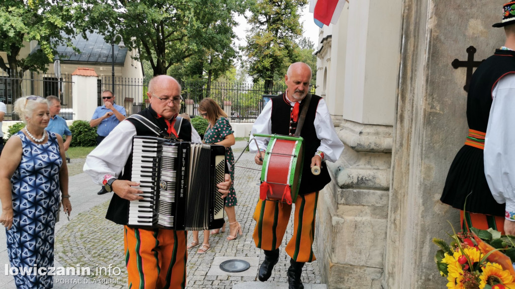Procesja dożynkowa w łowickiej katedrze.