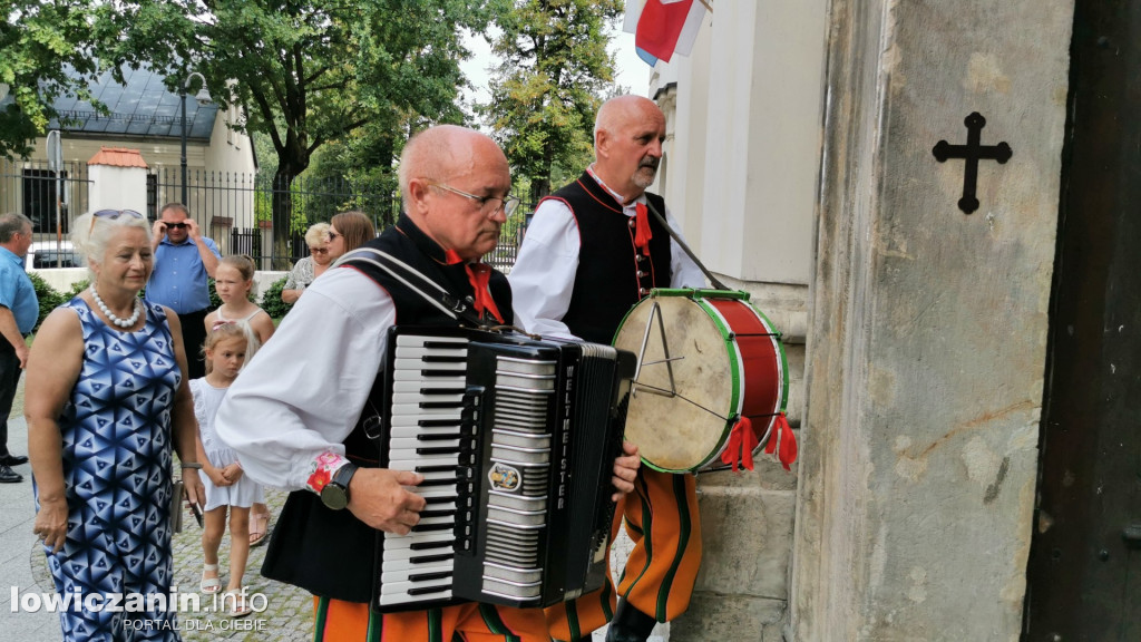 Procesja dożynkowa w łowickiej katedrze.
