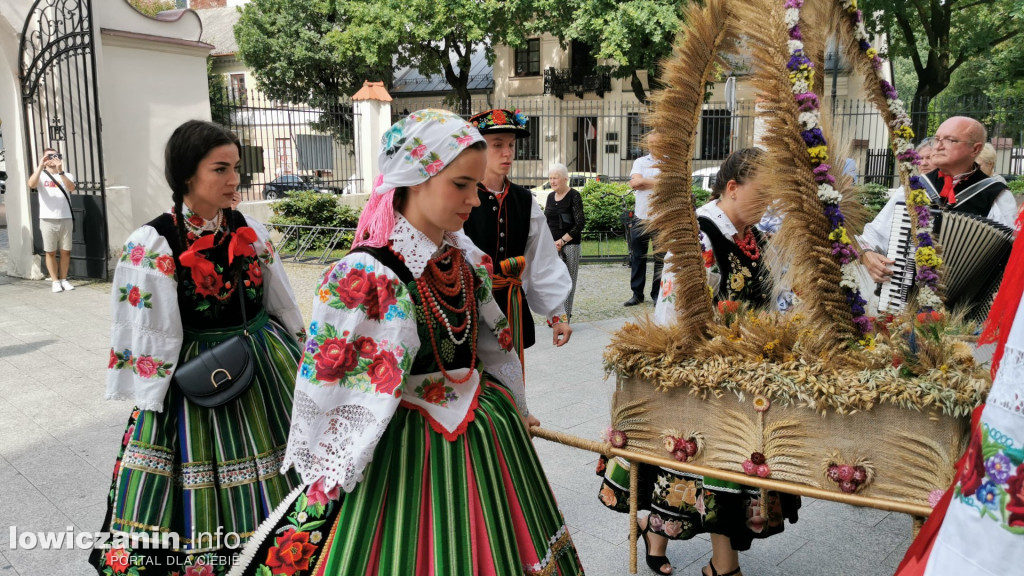 Procesja dożynkowa w łowickiej katedrze.