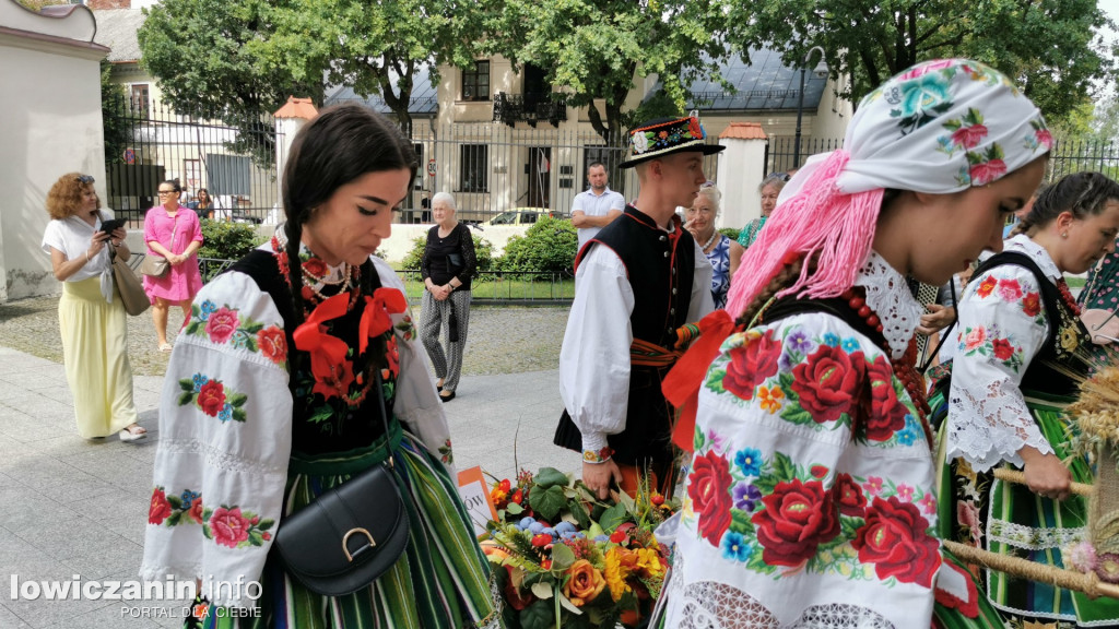 Procesja dożynkowa w łowickiej katedrze.