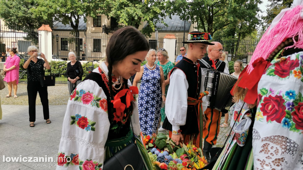 Procesja dożynkowa w łowickiej katedrze.