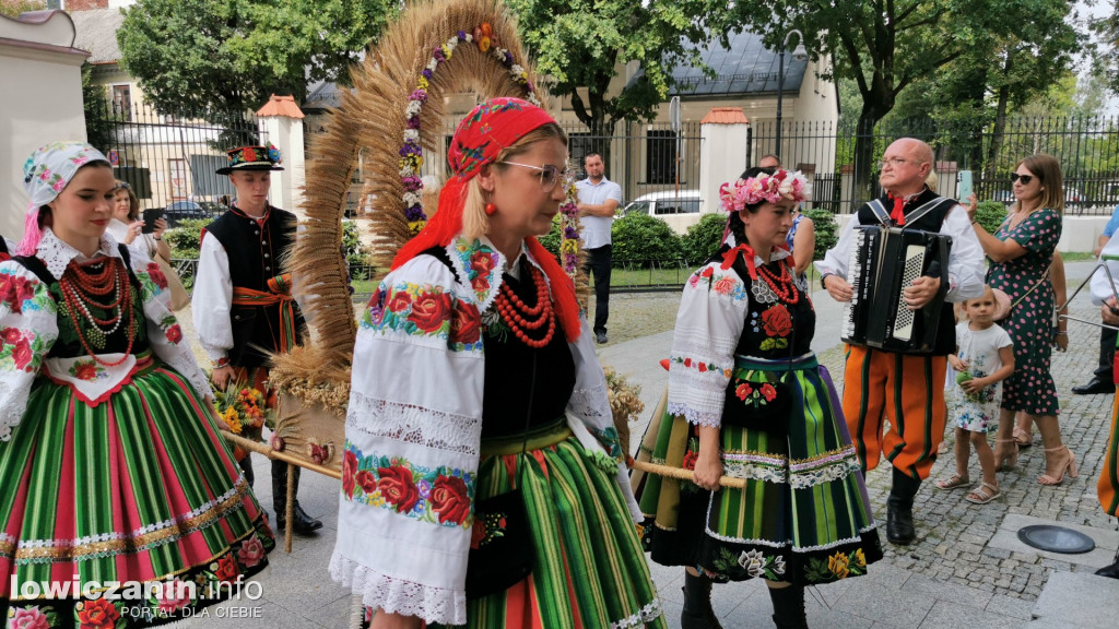 Procesja dożynkowa w łowickiej katedrze.