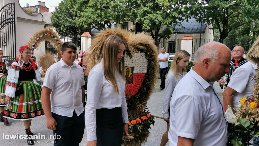 Procesja dożynkowa w łowickiej katedrze.