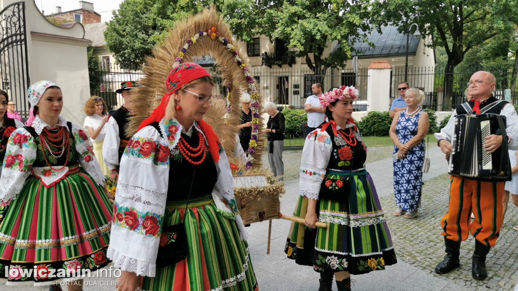 Procesja dożynkowa w łowickiej katedrze.