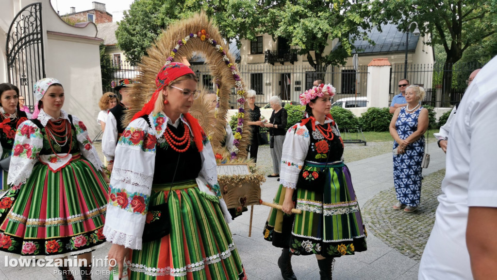 Procesja dożynkowa w łowickiej katedrze.