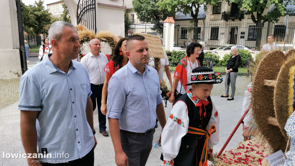 Procesja dożynkowa w łowickiej katedrze.