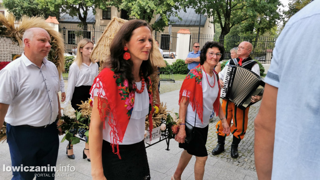 Procesja dożynkowa w łowickiej katedrze.