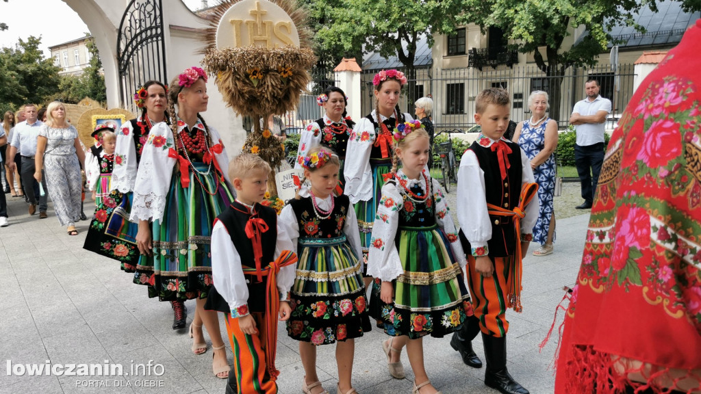 Procesja dożynkowa w łowickiej katedrze.