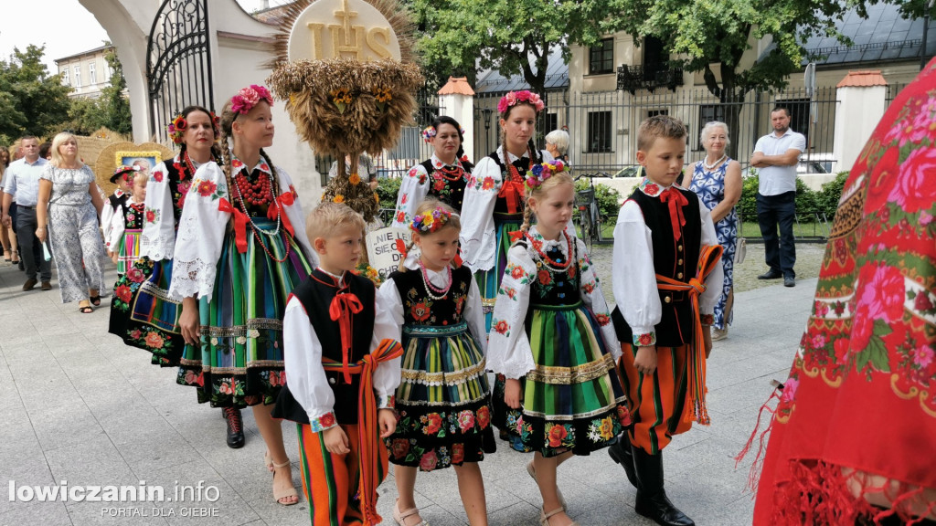 Procesja dożynkowa w łowickiej katedrze.