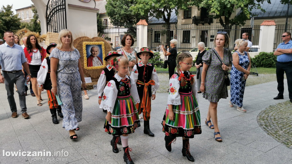 Procesja dożynkowa w łowickiej katedrze.