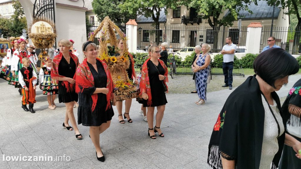Procesja dożynkowa w łowickiej katedrze.