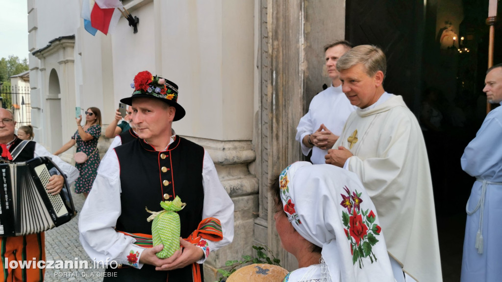 Procesja dożynkowa w łowickiej katedrze.
