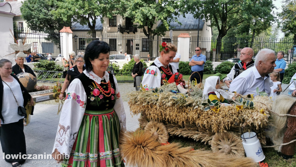 Procesja dożynkowa w łowickiej katedrze.