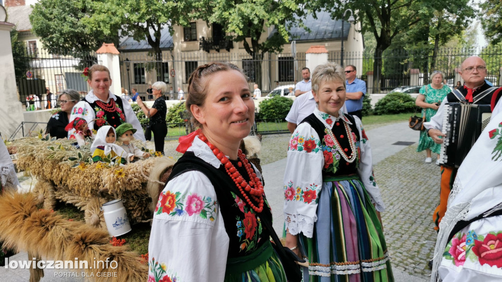 Procesja dożynkowa w łowickiej katedrze.