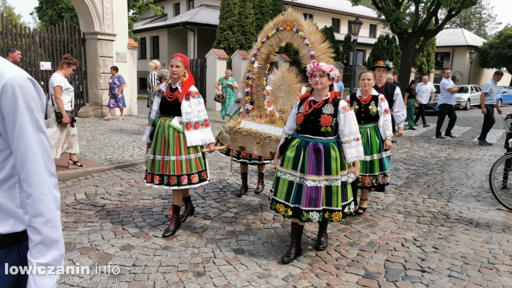 Procesja dożynkowa w łowickiej katedrze.