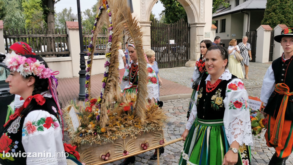 Procesja dożynkowa w łowickiej katedrze.