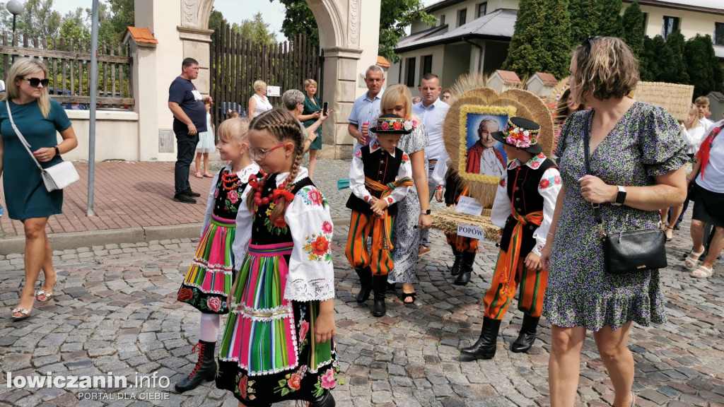 Procesja dożynkowa w łowickiej katedrze.