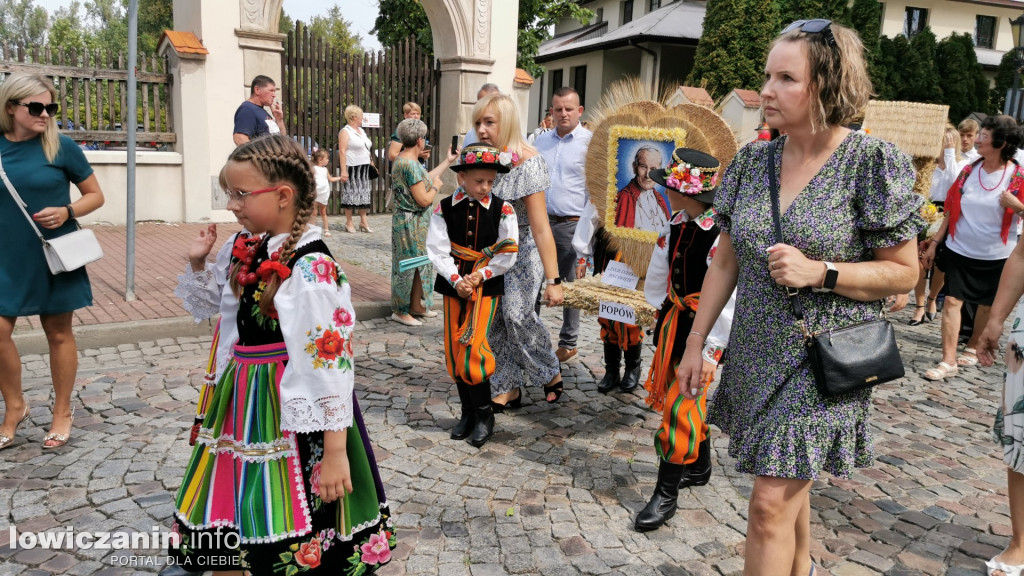 Procesja dożynkowa w łowickiej katedrze.