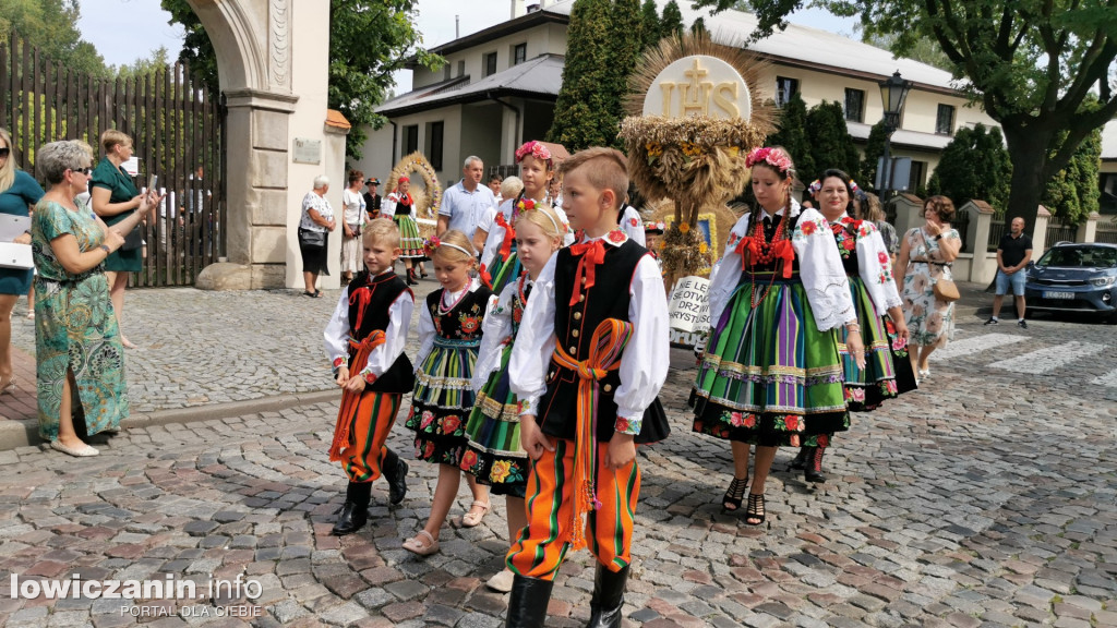 Procesja dożynkowa w łowickiej katedrze.