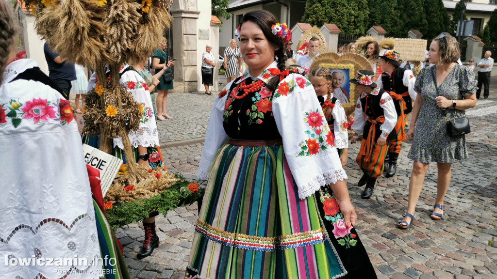 Procesja dożynkowa w łowickiej katedrze.