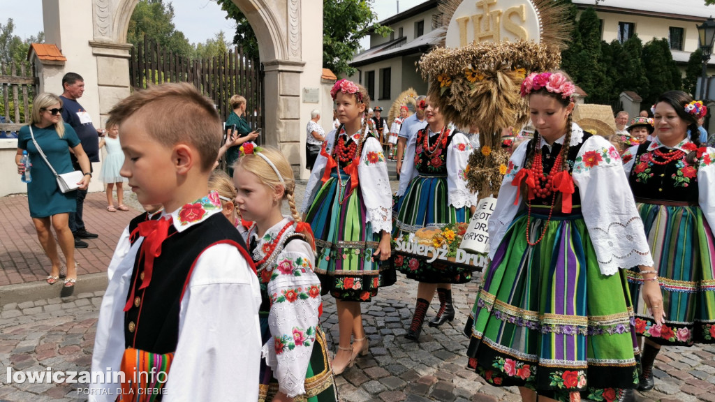 Procesja dożynkowa w łowickiej katedrze.