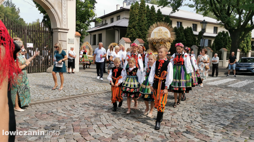 Procesja dożynkowa w łowickiej katedrze.