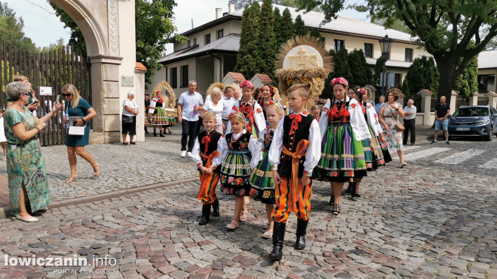 Procesja dożynkowa w łowickiej katedrze.
