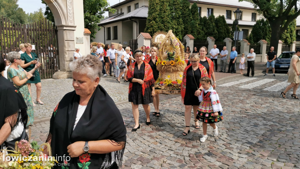 Procesja dożynkowa w łowickiej katedrze.