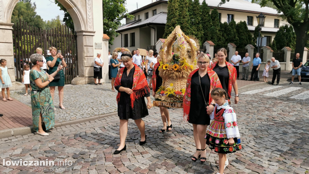 Procesja dożynkowa w łowickiej katedrze.