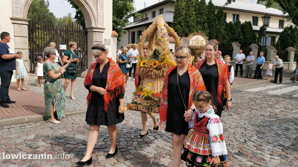 Procesja dożynkowa w łowickiej katedrze.