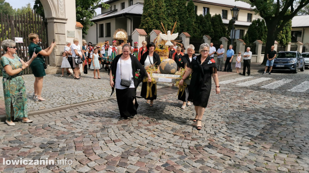 Procesja dożynkowa w łowickiej katedrze.