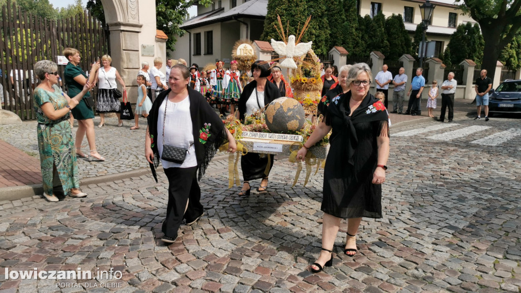 Procesja dożynkowa w łowickiej katedrze.