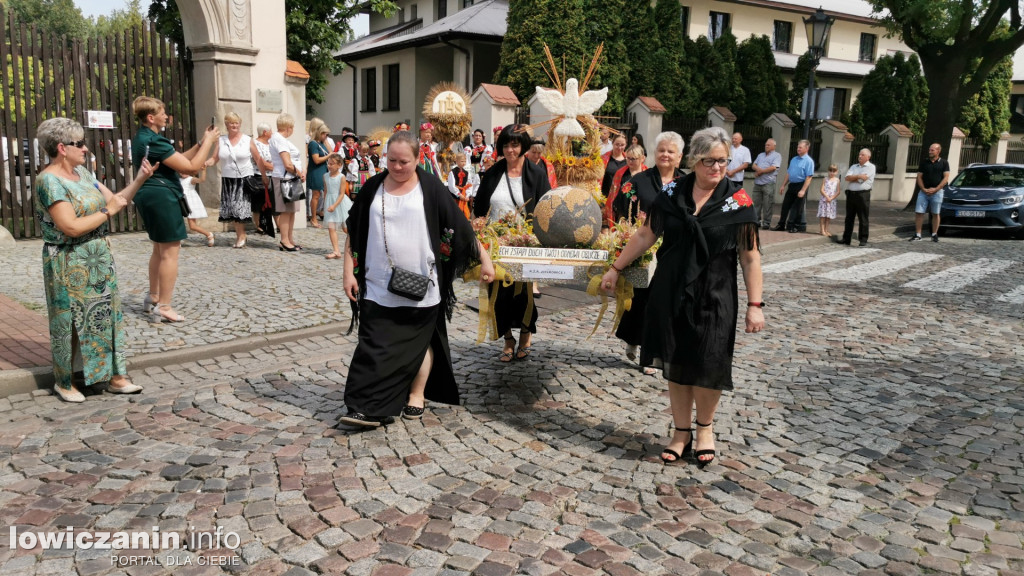 Procesja dożynkowa w łowickiej katedrze.