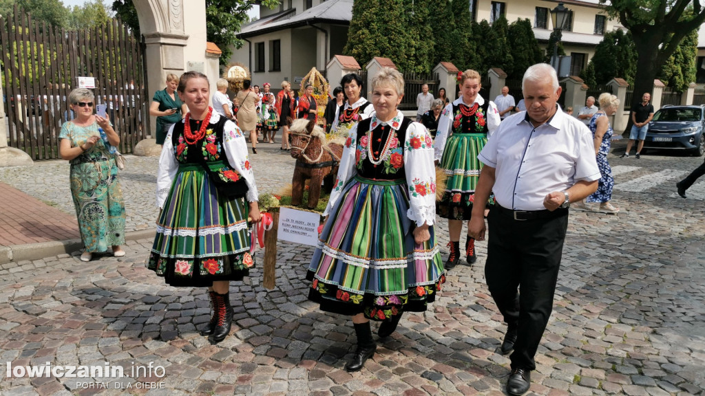 Procesja dożynkowa w łowickiej katedrze.