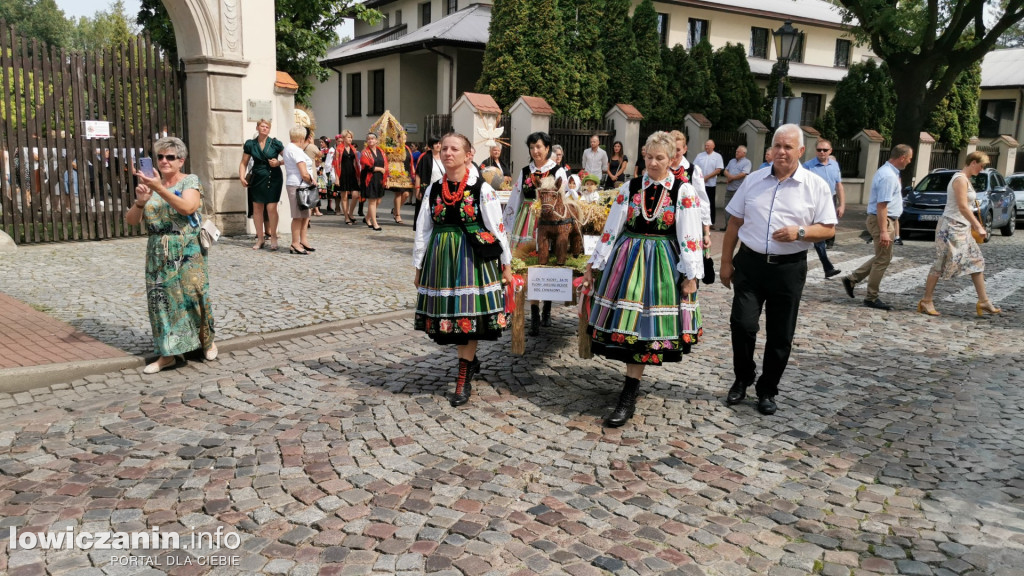 Procesja dożynkowa w łowickiej katedrze.