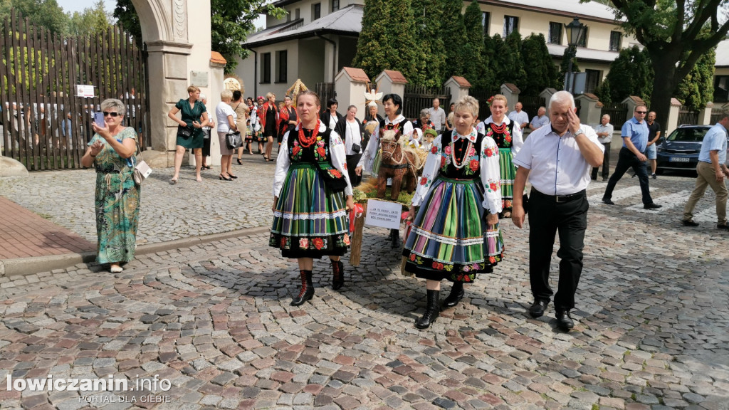 Procesja dożynkowa w łowickiej katedrze.