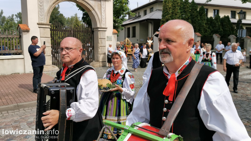 Procesja dożynkowa w łowickiej katedrze.