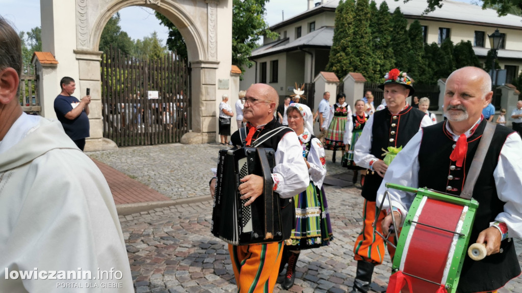 Procesja dożynkowa w łowickiej katedrze.
