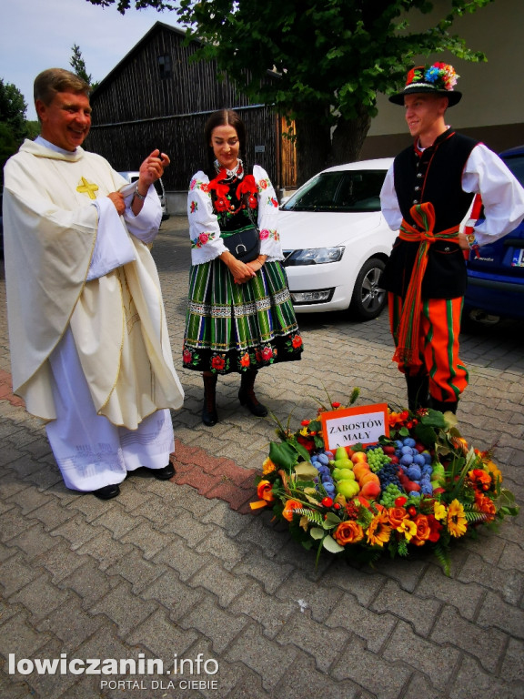 Procesja dożynkowa w łowickiej katedrze.