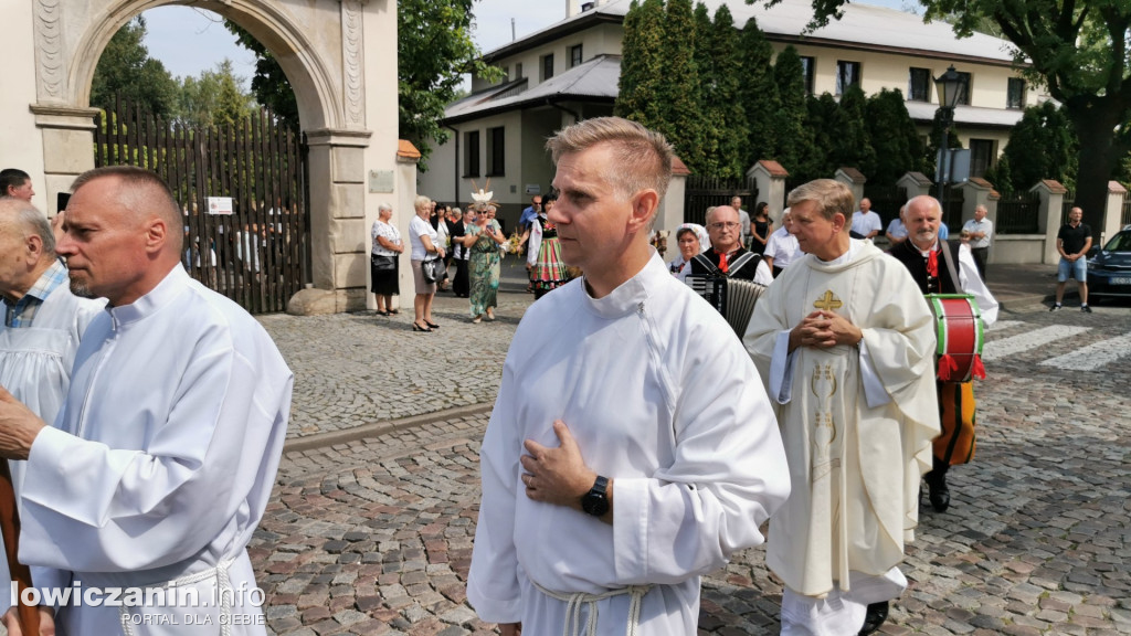 Procesja dożynkowa w łowickiej katedrze.