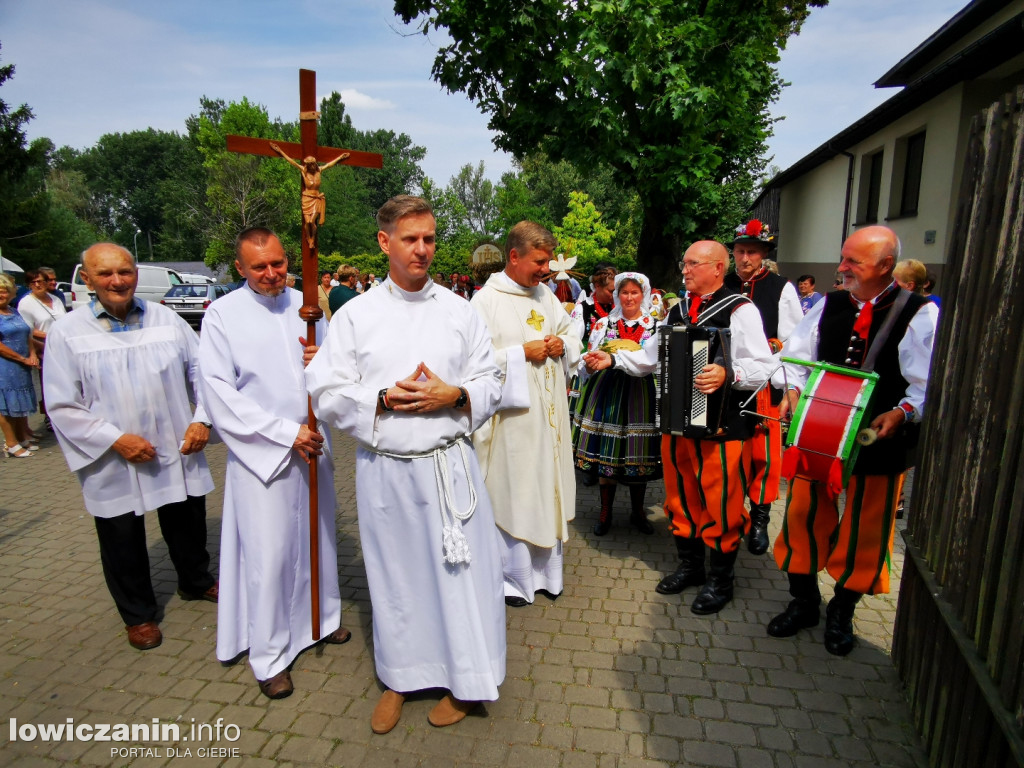 Procesja dożynkowa w łowickiej katedrze.