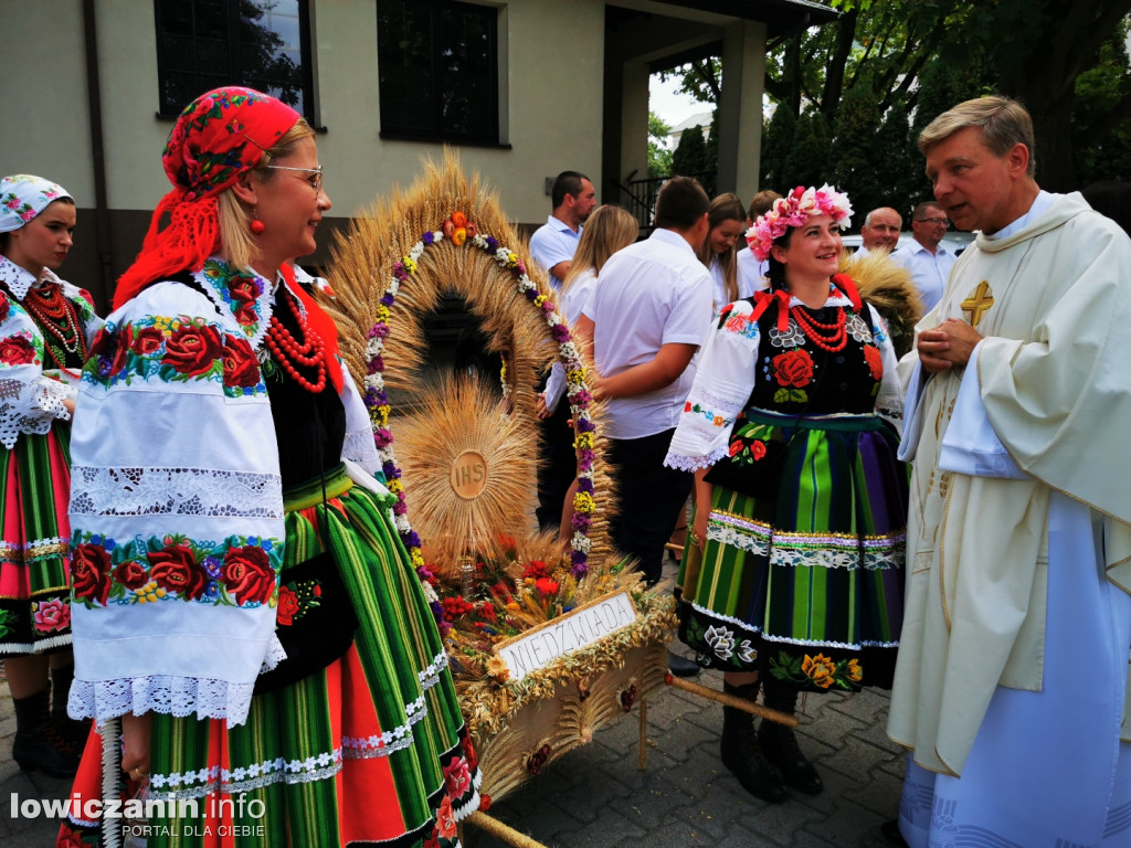 Procesja dożynkowa w łowickiej katedrze.