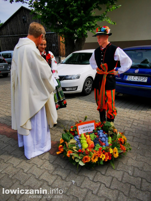 Procesja dożynkowa w łowickiej katedrze.