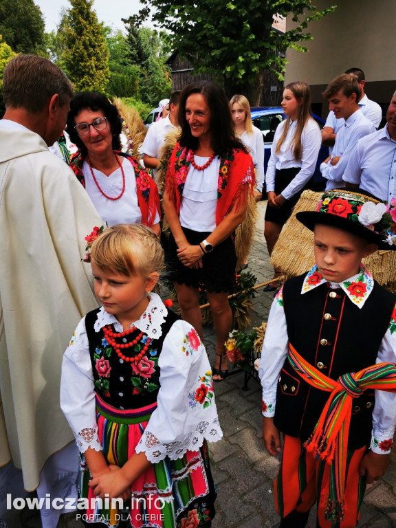 Procesja dożynkowa w łowickiej katedrze.