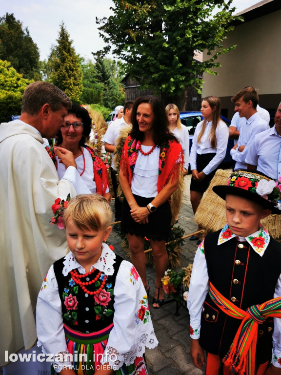 Procesja dożynkowa w łowickiej katedrze.