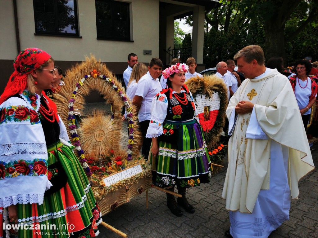 Procesja dożynkowa w łowickiej katedrze.